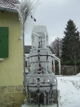 Der Eis(en)mann. eine Figur aus Eisen und manchmal auch aus Eis. Fotografiert von Sabine Kramer